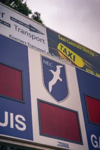 Logo NEC Delfzijl op scorebord.