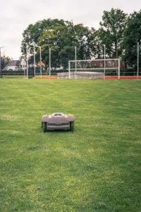 Robotgrasmaaier op voetbalveld