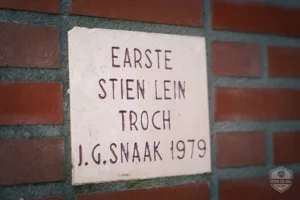 Eerste steen vaqn de kantine van vv Surhuisterveen gelegd door J.G. Snaak in 1979